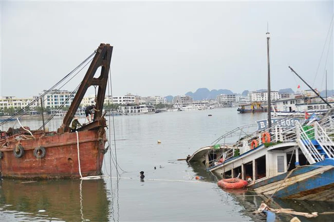 Quảng Ninh: Các chủ tàu du lịch bị đắm gặp khó sau bão số 3 - Ảnh 1.